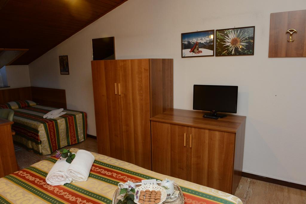 Albergo Altavilla ตีราโน ภายนอก รูปภาพ