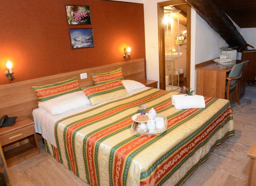 Albergo Altavilla ตีราโน ภายนอก รูปภาพ