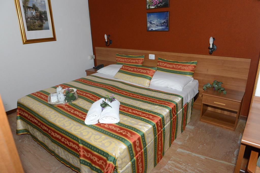 Albergo Altavilla ตีราโน ภายนอก รูปภาพ