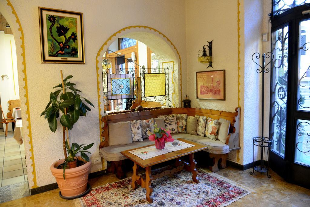 Albergo Altavilla ตีราโน ภายนอก รูปภาพ