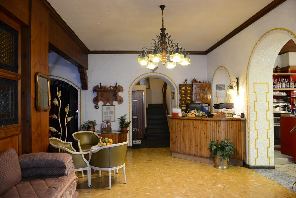 Albergo Altavilla ตีราโน ภายนอก รูปภาพ